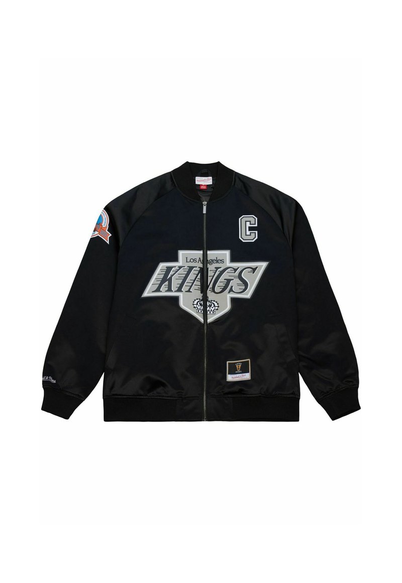 Schwarze Satin-Bomberjacke mit "Los Angeles Kings" Grafik, gesticktem Logo am Ärmel sowie gerippten Bündchen und Saum. Mit Reißverschluss vorne.
