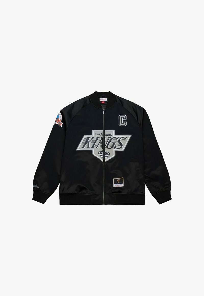 Schwarze Satin-Bomberjacke mit "Los Angeles Kings" Grafik, gesticktem Logo am Ärmel sowie gerippten Bündchen und Saum. Mit Reißverschluss vorne.