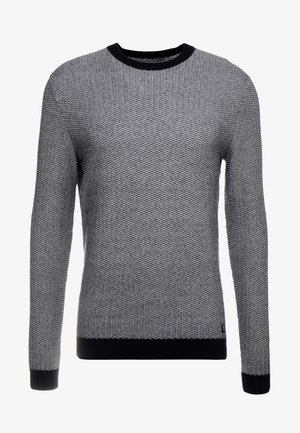 Pull en maille à manches longues noir et gris avec un motif texturé, col, poignets et ourlet noirs.