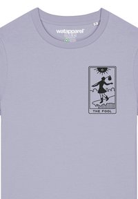 Lila Baumwoll-T-Shirt mit einem schwarzen Grafikdruck einer Figur, die eine Tasche hält, mit dem Text "DER NARR." Kurzarm und klassischer Rundhalsausschnitt.