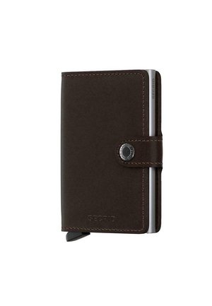 Portafoglio in pelle marrone con chiusura a pressione, caratterizzato da una superficie texturizzata e hardware in argento. Compatto, con slot per carte visibili e un meccanismo di estrazione unico.