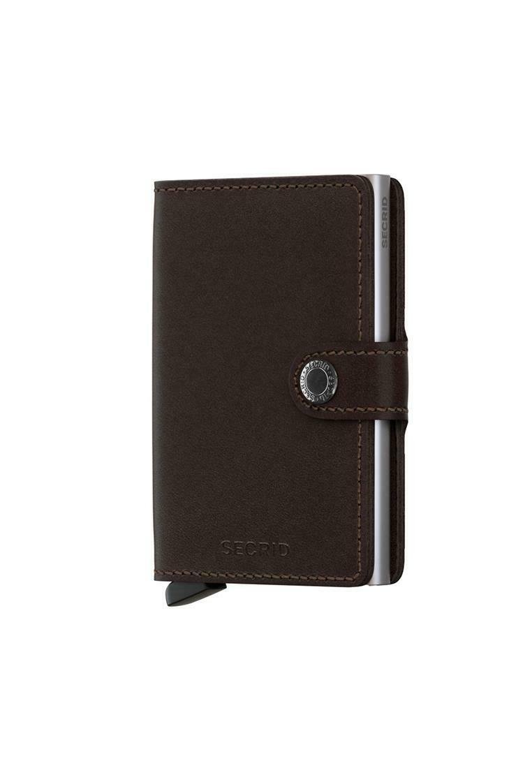 Portafoglio in pelle marrone con chiusura a pressione, caratterizzato da una superficie texturizzata e hardware in argento. Compatto, con slot per carte visibili e un meccanismo di estrazione unico.