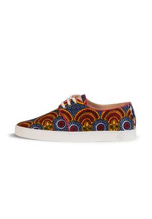 Sneaker basse con lacci, suola bianca e motivi circolari astratti colorati in rosso, giallo e blu sulla tomaia in tessuto.