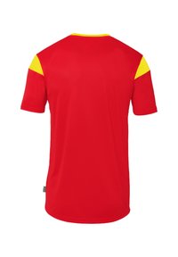 Maglia sportiva rossa con maniche corte e dettagli gialli sulle spalle. Realizzata in materiale traspirante con una linea orizzontale curva.