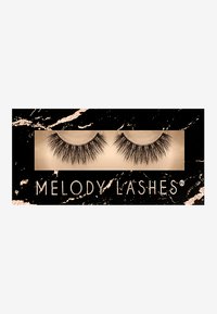 Falska ögonfransar i en klar hållare, med långa, spinkiga svarta fibrer. Förpackningen har en svart och guld marmordesign med texten "MELODY LASHES".