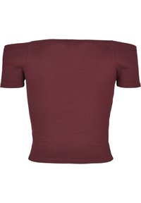 Burgundská žebrovaná off-the-shoulder blůza s krátkým rukávem. Přiléhavý střih a hladká textura, s rovně střiženým lemem na spodní části.