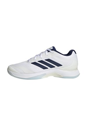 Chaussure de sport blanche avec des rayures bleu marine et une tige en maille texturée. Elle dispose d'une semelle coussinée et d'un col rembourré pour un soutien et un confort accrus.