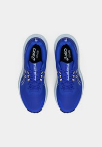 Μπλε αθλητικά παπούτσια με επάνω από διχτυωτό υλικό, με μαύρες και χρυσές λεπτομέρειες, επίπεδα κορδόνια και διαφανή ελαστική σόλα. Περιλαμβάνεται εσωτερική σόλα Ortholite.