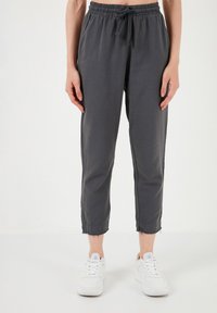 Unselected, anthracite