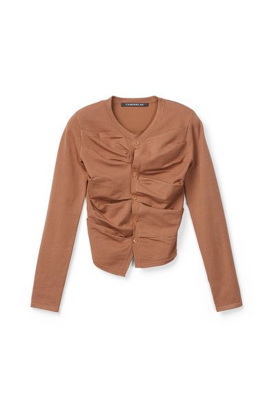 Cardigan marron à manches longues avec des détails froncés sur le devant et des boutons, col rond, silhouette ajustée, posé à plat sur fond blanc.