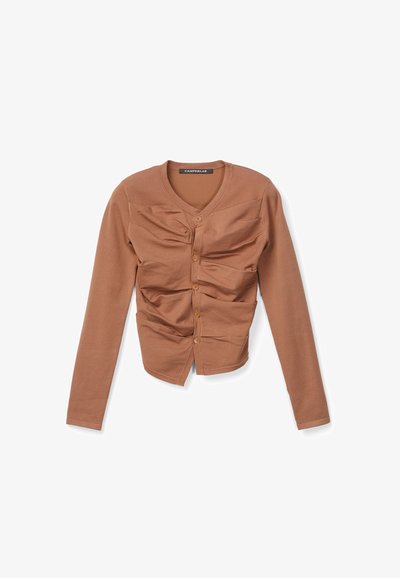 Cardigan marron à manches longues avec des détails froncés sur le devant et des boutons, col rond, silhouette ajustée, posé à plat sur fond blanc.