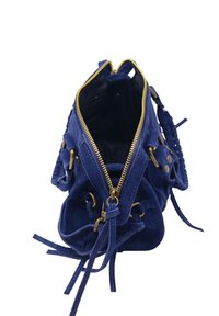Sac en suédine bleu marine avec fermeture éclair et quincaillerie dorée, doté d'un cordon de serrage et de sangles tressées. Extérieur texturé avec une finition douce.