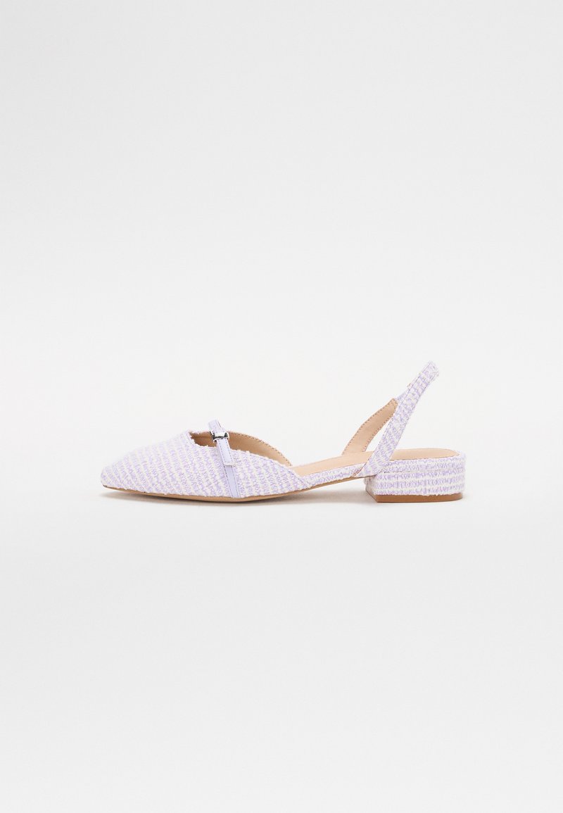 Fialové slingback topánky s texturovaným vrchným materiálom, špicatou špičkou a nízkym blokovým podpätkom. Nastaviteľný remienok s kovovým akcentom.
