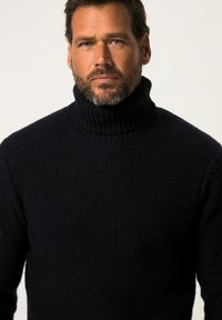 Dunkelblauer Rollkragenpullover aus strukturiertem Strickstoff, mit hohem Kragen und geripptem Ausschnitt. Enganliegendes Design.