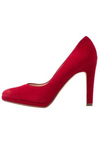 Røde nubuck højhælede pumps med rund tå og en 10 cm stiletto hæl. Glat tekstur og en slank silhuet med minimal udsmykning.