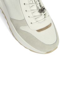 Weißer Sneaker aus einer Kombination von perforiertem Leder und Wildleder. Mit runder Zehenpartie, strukturierten Akzenten und einer Gummisohle. Metallischer Schnürsenkelschloss-Detail.