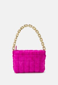 Borsa in pelliccia sintetica di un vivace colore rosa con design trapuntato. Presenta una tracolla in catena dorata e una forma rettangolare con una texture liscia.
