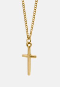 Goldkette mit einem polierten goldenen Kreuzanhänger, der vertikal auf einem hellgrauen Hintergrund hängt.