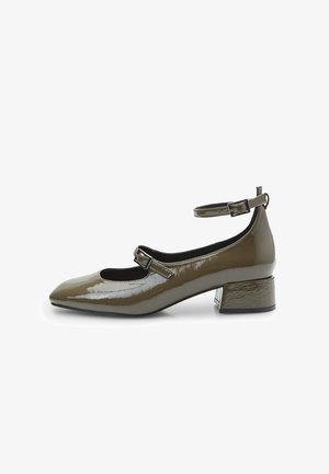 Scarpe in pelle verniciata verde oliva con tacco basso a blocco, dotate di due cinturini regolabili alla caviglia e punta affusolata.