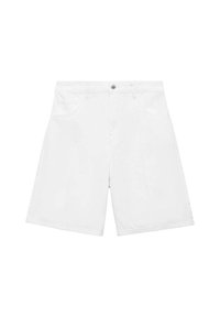 Shorts en denim blanc à coupe droite, dotés de deux poches frontales et d'une fermeture à bouton métallique. Texture lisse sans motifs visibles.