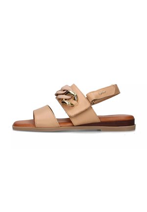 Sandalo in pelle beige con punta aperta, una larga fascia fissata con un accento metallico dorato e un tacco basso in legno.