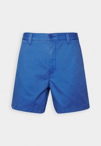 Pantalones cortos de algodón azul con un frente plano, bolsillos laterales y cierre de un solo botón. Textura suave y corte ajustado, adecuados para uso casual.