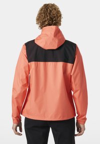 Wodoodporna kurtka w jasnym koralowym kolorze z czarną górną częścią, z elastycznymi mankietami i kapturem, wykonana z lekkiego, gładkiego materiału.