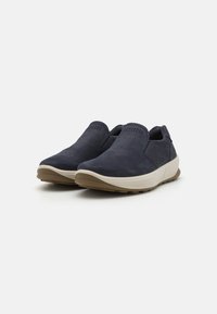 Marinblå slip-on sko med en glatt semsket overdel, perforert design på vampsiden og lys gummisåle for bedre grep.