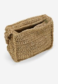Bolso de paja tejida en color beige, con forma rectangular, cierre de cremallera y una superficie texturizada que presenta un patrón de fibra natural.