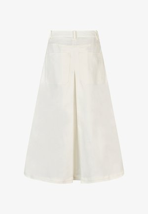 Hvid bomuldsnederdel med plisseret front, to baglommer og et mellemlangt design. Glat tekstur og enkle, rene linjer.