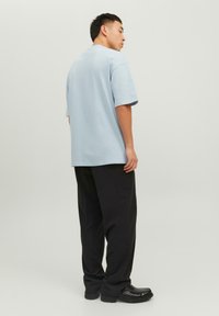 Jack & Jones JPRBLAKAM SUMMER BRANDING  SS O-NECK - Nyomott mintás póló - cashmere blue
