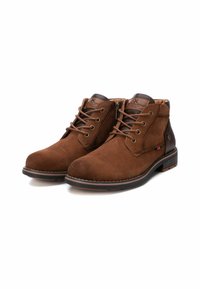 Botas de tobillo de ante marrón con detalles de cuero, parte delantera con cordones, puntera redonda y suela texturizada con costuras en contraste y pequeño detalle de logo.