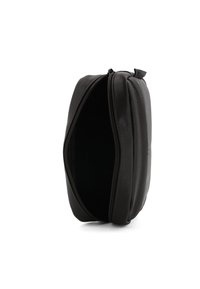 Pochette nera con zip realizzata in tessuto texture. Presenta una forma sottile e rettangolare con un esterno liscio e una zip a contrasto.