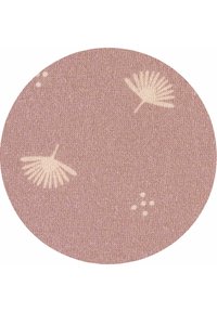 Runder Stoffprobe in sanftem Pink mit strukturierten Oberflächen, die weiße Palmenblatt- und Blumenmuster aufweisen.