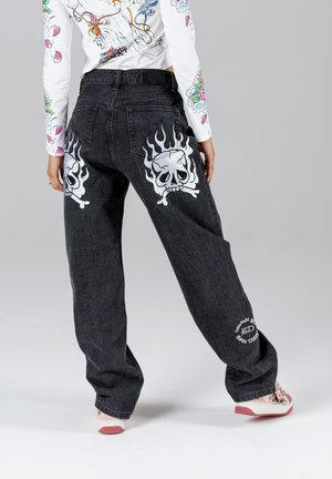 FLAMING SKULL - Vaqueros boyfriend - washed black