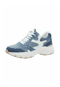 Sneaker in denim con una combinazione di tessuti blu chiaro e scuro, dettagli bianchi, design con lacci e suola texturizzata. Presenta un colletto imbottito.