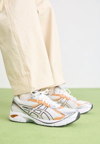 Unselected, white/orange