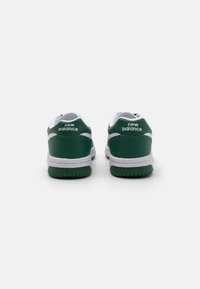 Sneaker verde e bianco con tomaia in pelle liscia, punta rotonda, colletto imbottito e suola in gomma testurizzata. Logo del marchio sul tallone.