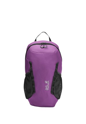 Paarse Jack Wolfskin rugzak met zwarte mesh-zijvakken, bovenhandvat en dubbele ritssluiting op een witte achtergrond.