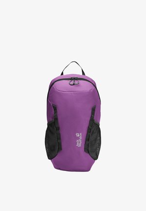 Paarse Jack Wolfskin rugzak met zwarte mesh-zijvakken, bovenhandvat en dubbele ritssluiting op een witte achtergrond.