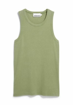 Ärmelloses, geripptes Tanktop in hellem Olivgrün mit rundem Ausschnitt und Armandangels-Label innen am Kragen.