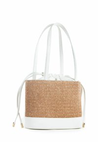 Bolso de paja tejido con base redondeada, acentos de cuero blanco y dos asas largas. La parte superior cuenta con un cierre de cordón. Color natural neutro.
