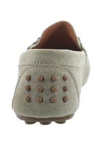 Tanfarbene Wildlederschlüpfschuh mit abgerundeter Ferse, versehen mit sechs braunen dekorativen Nieten und einer strukturierten Oberfläche, entworfen für Komfort und einfaches Anziehen.