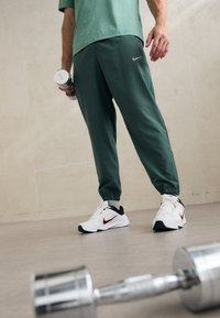 Nike Performance FORM PANT - Joggebukse - vintage green/black/silver