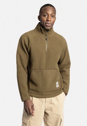 Oliven grøn fleece sweatshirt med kvart lynlås, kengurulomme og struktureret stof. Har ribbede manchetter og en lille mærke-logo lap.
