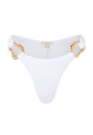 Witte bikini onderkant van textuurstof, met goudkleurige hardware accenten aan de zijkanten. Eenvoudig ontwerp met minimale bedekking.