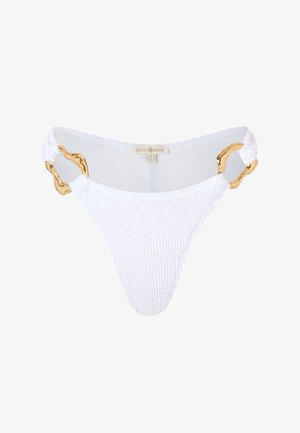 Witte bikini onderkant van textuurstof, met goudkleurige hardware accenten aan de zijkanten. Eenvoudig ontwerp met minimale bedekking.