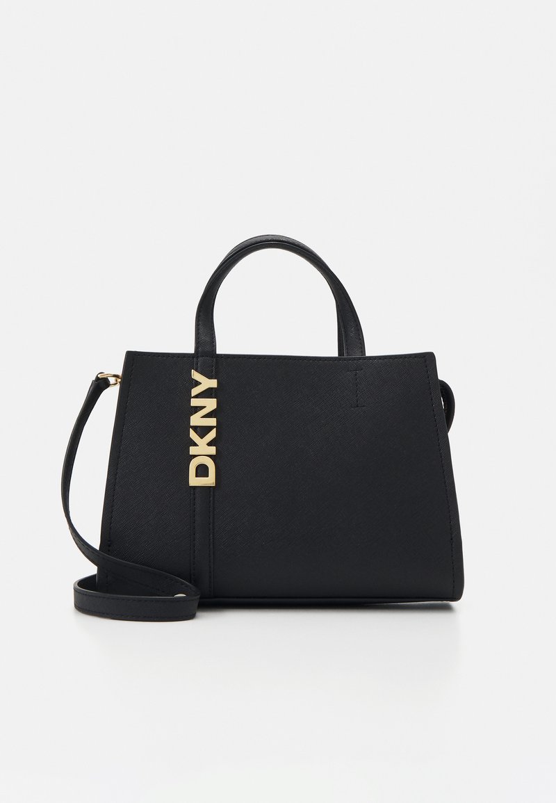Juodas struktūruotas rankinukas, pagamintas iš tekstūruotos medžiagos, su dviem viršutiniais rankenomis, nuimamu petiniu diržu ir auksiniu "DKNY" logotipo akcentu.