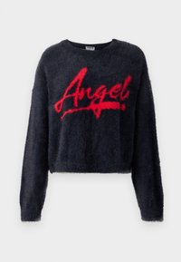 Fekete bolyhos, hosszú ujjú pulóver, piros felirattal, amelyen "Angel" olvasható a mellrészen, kerek nyakkivágással és crop szabással.