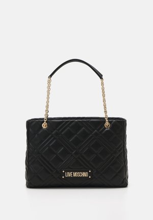 Zwarte gewatteerde handtas met gouden kettinghengsel en "LOVE MOSCHINO" logo-plakkaat aan de voorkant, afgebeeld tegen een eenvoudige witte achtergrond.